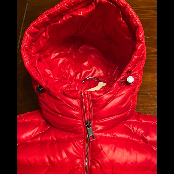 Guess puffer hooded red jacket is size medium - Picture 8 of 8